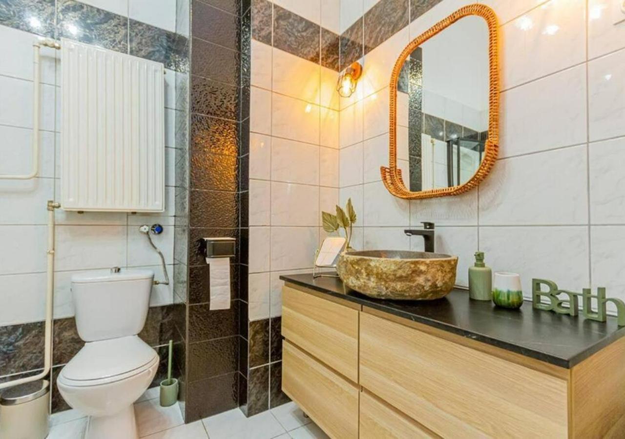 Luxury Apartment By The Famous Vaci Street Budapest Exterior photo