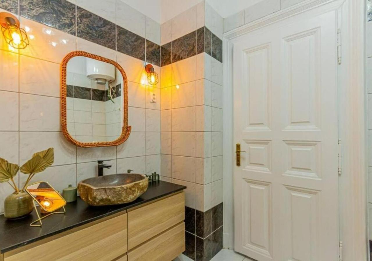 Luxury Apartment By The Famous Vaci Street Budapest Exterior photo