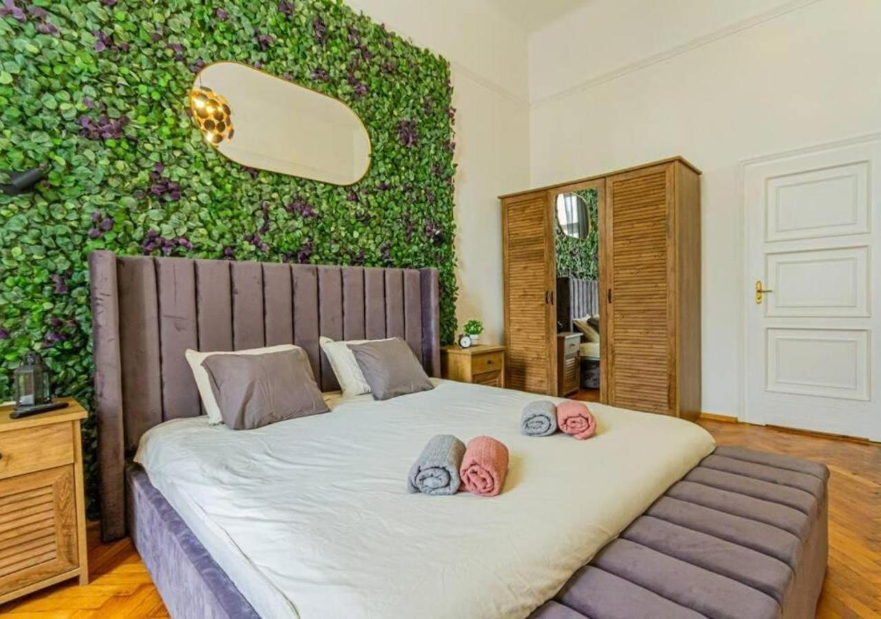 Luxury Apartment By The Famous Vaci Street Budapest Exterior photo